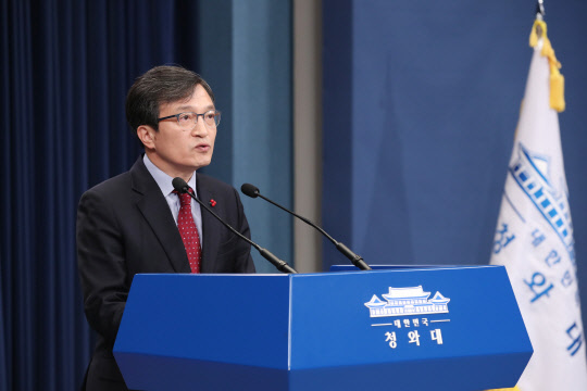청와대는 19일 북미 양측이 오는 2월 말께 2차 북미정상회담을 개최하기로 한 것과 관련해 환영한다는 입장을 밝혔다. 사진은 김의겸 청와대 대변인이 청와대에서 브리핑을 하는 모습. 연합뉴스